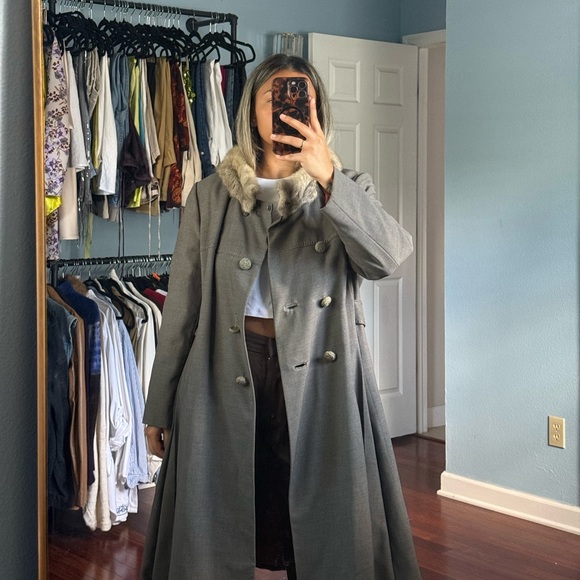 long women’s coat with fur trim collar - Picture 3 of 9